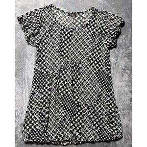 Veeko Geometric Black & White Slightly Ballooned Sleeves & Waist Women’s Blouse